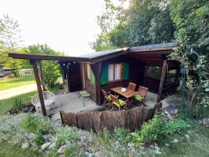 特里森Campingplatz Mittagsspitze的院子里的小屋配有桌椅