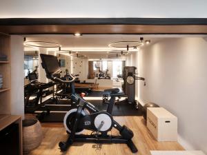 伊亚Hom Santorini的一间设有健身房的房间,里面设有健身器材