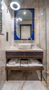 ManaviGiuaani Winery的一间带水槽和镜子的浴室