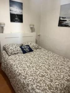 卡西斯Le Pêcheur的卧室内的一张带两个枕头的床