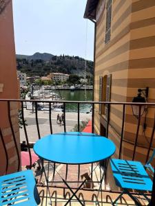 卡西斯Le Pêcheur的阳台享有海港景致,配有桌椅。