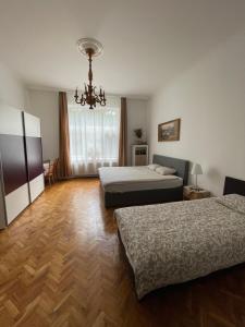 布达佩斯Family Home的酒店客房设有两张床和吊灯。