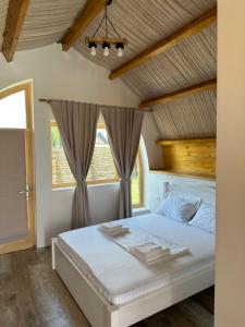 穆里吉奥尔Complex Andris的一间卧室设有一张木天花板床。