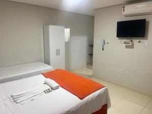 SobradinhoSobradinho Hotel的客房设有两张床和一台平面电视。