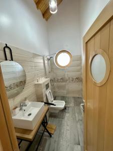 穆里吉奥尔Complex Andris的一间带水槽和镜子的浴室