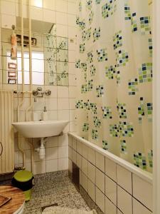 马里博尔Apartmaji Sofia的一间带水槽和镜子的浴室