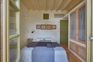 纳乌萨Ochre Dream, Beach front & Sunset villa Naousa的一间卧室,卧室内配有一张大床