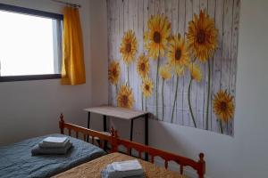 阿尔比Villa Ginkgo-955 avec SPA privatif的卧室的墙上挂着鲜花