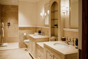 多诺赫Links House at Royal Dornoch的一间带两个盥洗盆和卫生间的浴室