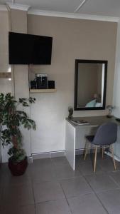 谢普斯敦港Acacia's Rest的客房设有带镜子和椅子的书桌