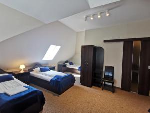 DługieSAS rooms & restaurant的酒店客房设有两张床和电视。