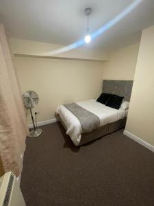 伦敦TANGO APARTMENTs的一间卧室配有一张蓝色灯床