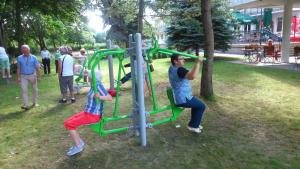 索波特OSW BALTIC Sopot的两个人在公园的游乐场玩耍