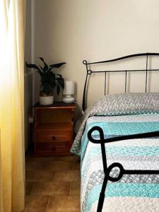 加夫里翁Andros escape - a cosy 1bed flat的一间卧室配有床,梳妆台上种植了植物