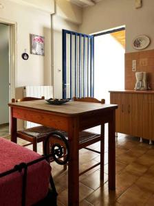 加夫里翁Andros escape - a cosy 1bed flat的配有木桌和两把椅子的房间