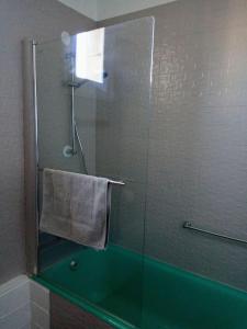 希农Le Nid de L’Île的浴室里设有玻璃门淋浴