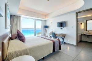 阿依纳帕Vassos Nissi Plage Hotel & Spa的一间卧室设有一张床,享有海景