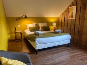 拉布雷斯切兹让米翁旅馆的一间卧室,卧室内配有一张大床