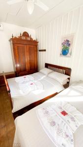 波梅罗迪Pousada Casa Wachholz - Rota do Enxaimel的卧室内两张并排的床