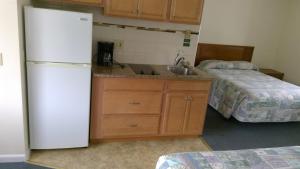 雅茅斯VILLAGE GREEN MOTEL的厨房配有白色冰箱和水槽