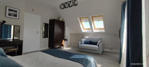 弗瓦迪斯瓦沃沃Miniwilla的卧室配有床、椅子和窗户。