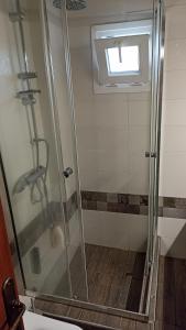 帕拉塔蒙Orestis Cozy Nest的浴室里设有玻璃门淋浴