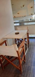 帕拉塔蒙Orestis Cozy Nest的桌子、椅子和白色的桌椅