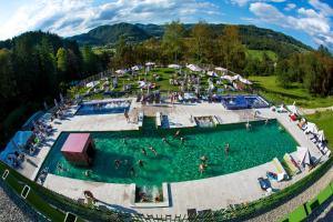 里姆斯克·托普利采Rimske Terme Resort - Hotel Rimski dvor的大型游泳池的顶部景色,里面的人