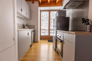 蒂耶尔Le Grand Pirou # Lumineux # Halte Auvergne的铺有木地板的厨房配有白色家电