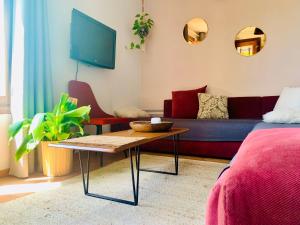 达布阿扎Studio vue sur mer的客厅配有沙发和桌子