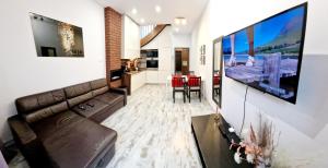 比得哥什Apartament Leopard的带沙发的客厅和厨房