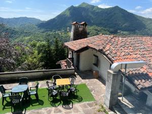 塞里纳Camera Singola con Terrazza Panoramica的一个带桌椅的庭院和屋顶