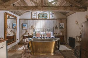 布里德波特Outbuildings Dorset的带浴缸和盥洗盆的大浴室