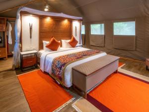 Sekenani萨罗瓦玛拉野生宿营地的帐篷内一间卧室,配有一张床