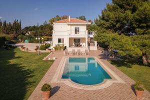 伊斯米亚Villa Fantasia Isthmia的享有带游泳池的房屋的空中景致