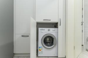 布拉索夫JAD - Comfortable Family Apartments - Coresi的白色洗衣房内的洗衣机和烘干机