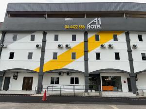 双溪大年A1 Hotel Sungai Petani的拥有黄色和白色建筑的酒店
