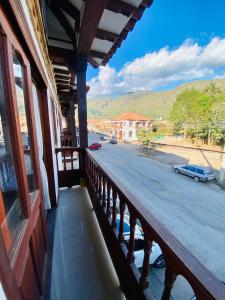莱瓦镇Hotel Oasis de la villa的享有街道景色的建筑阳台