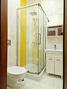比得哥什Apartament Leopard的带淋浴、卫生间和盥洗盆的浴室