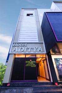 蓬蒂切里VKG Hotels的带有读酒店字母标志的建筑