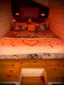 圣艾尼昂La Tiny Blue - maison insolite pour 2 - sans Tv的一张玫瑰床,放在房间里
