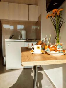 温克兰Valle Verde的厨房配有带面包和咖啡杯的桌子