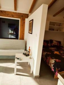 温克兰Valle Verde的一间卧室配有一张床、一张桌子、一张床和一个架子
