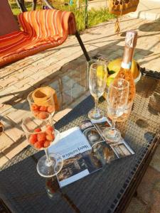 温克兰Valle Verde的一张桌子,配有酒杯和一瓶葡萄酒