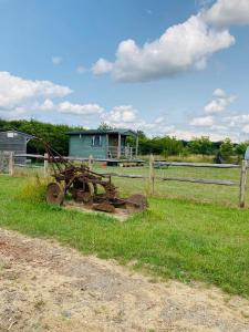 KirdfordWoodman's Rest的围栏旁田野里的旧拖拉机