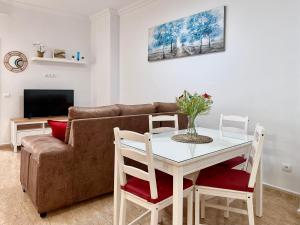 阿尔豪林格朗德Apartamento Céntrico La Abuela Cati的客厅配有沙发和桌子