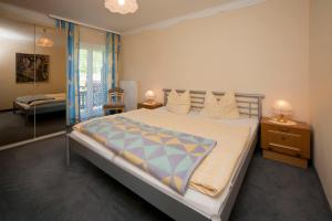 沃尔特湖畔韦尔登福尔茨图博旅馆的一间卧室,卧室内配有一张大床