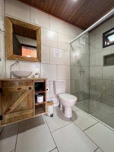 坎巴拉Pousada Costaneira的浴室配有卫生间、盥洗盆和淋浴。