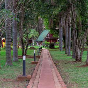 伊瓜苏港卡瓦尼亚斯雷富希奥门苏山林小屋的公园里树木和建筑的小路