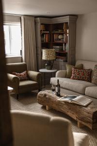 布雷Plum Bray的客厅配有沙发、椅子和桌子